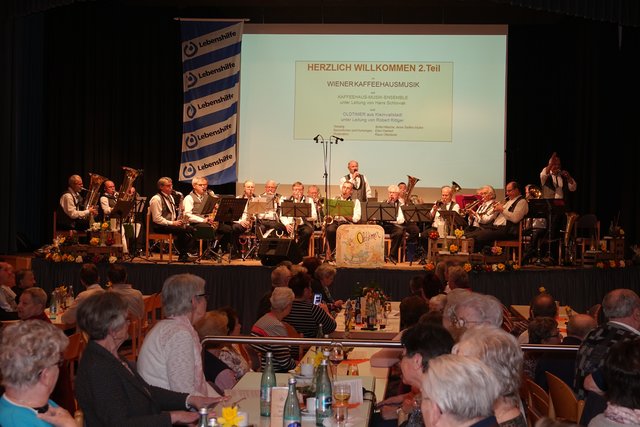 Die »Oldtimer« aus Kleinwallstadt unter Leitung von Robert Ritter übernahmen mit temperamentvollen Rhythmen den zweiten Teil des Eisenfelder Benefizkonzertes.

Foto: Roland Schönmüller