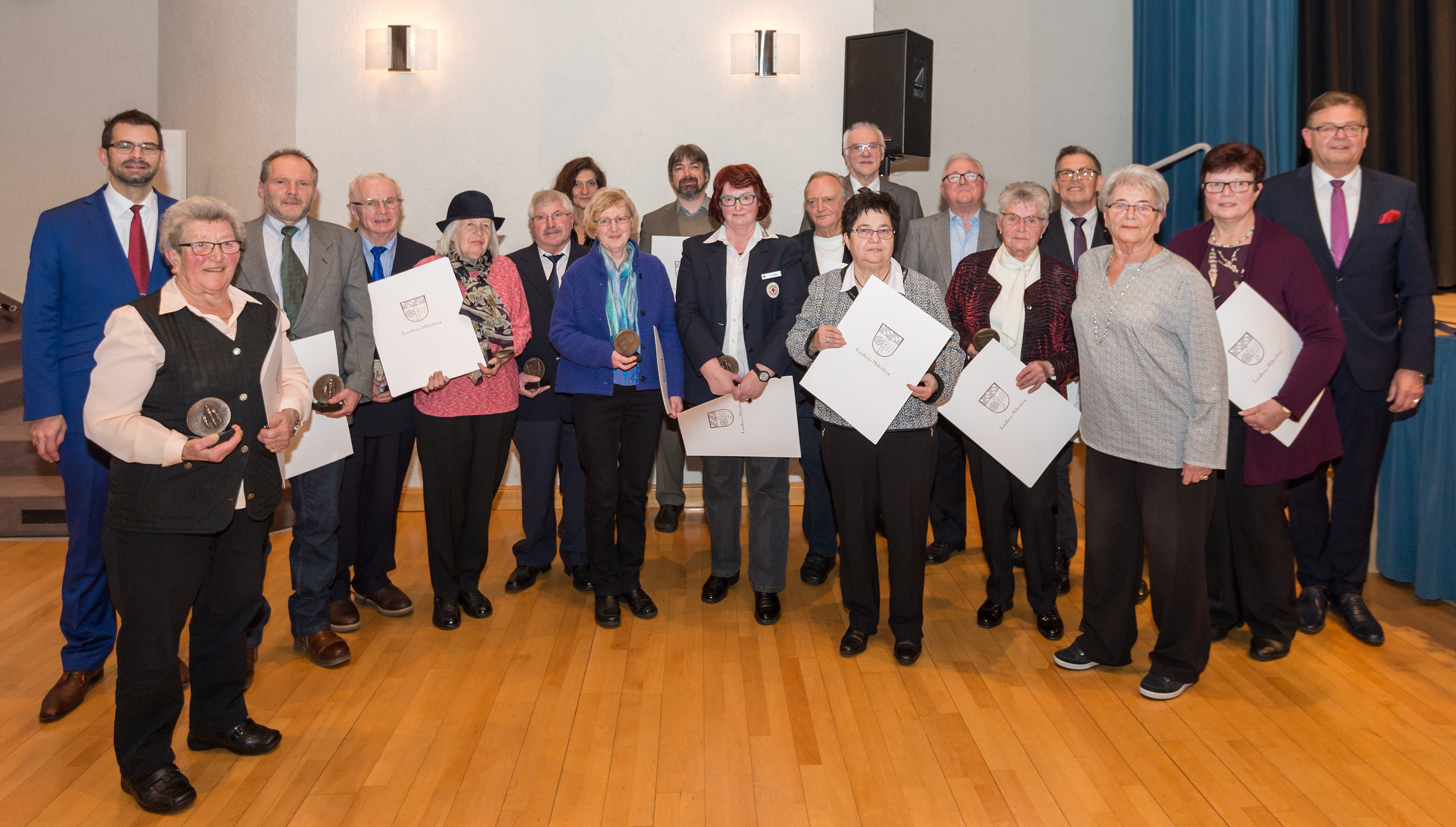 Mindestens 25 Jahre lang waren diese Bürgerinnen und Bürger unentgeltlich in Vereinen und sonstigen Organisationen mit kulturellen, sportlichen, sozialen, kirchlichen oder anderen gemeinnützigen Zielen aktiv. Hierfür wurden sie von Landrat Jens Marco Scherf (links) und Günther Oettinger (rechts) mit Ehrenplaketten ausgezeichnet.