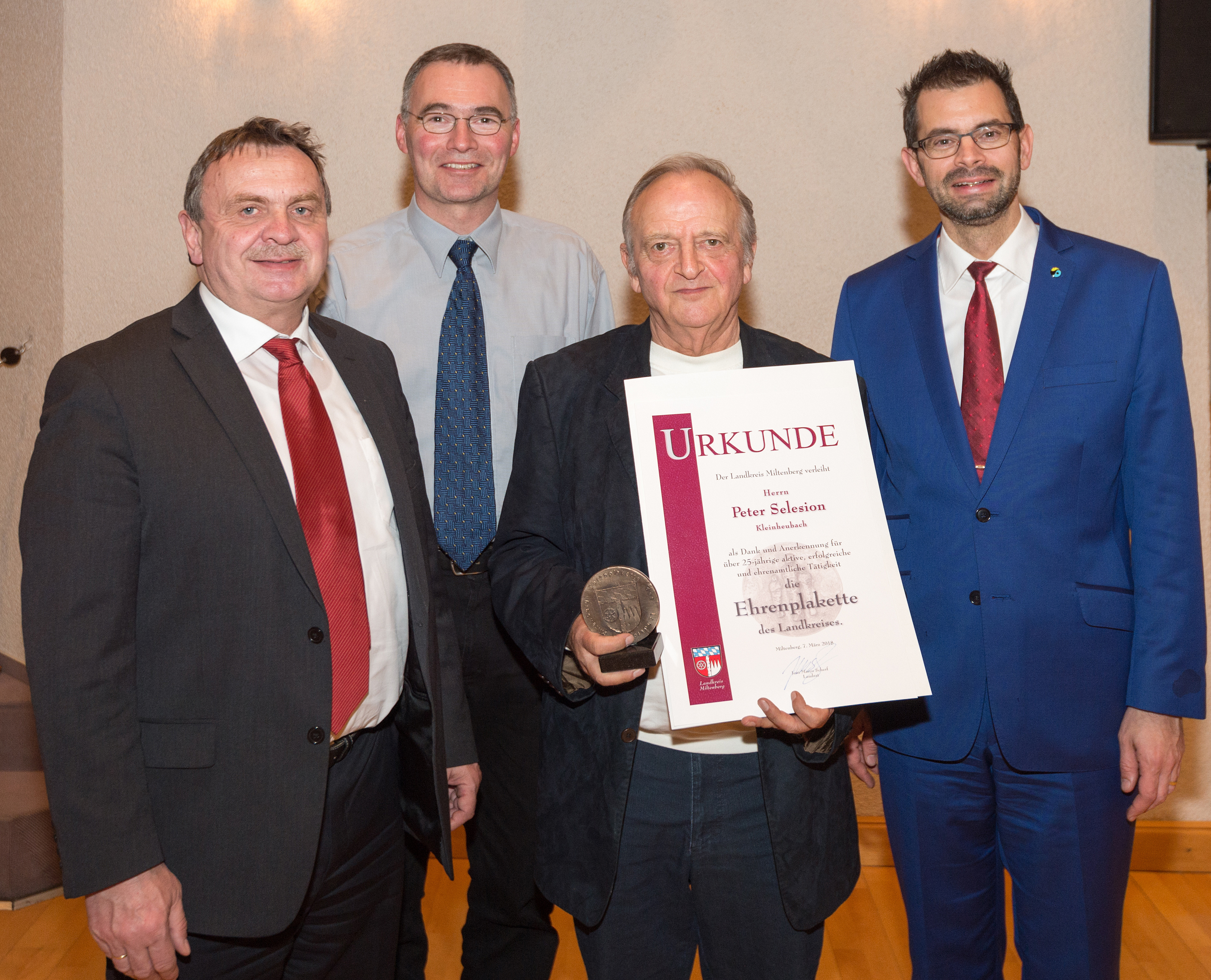 ehem. Pfarrgemeinderatsvorsitzender Rainer Schlombs (hinten links); Peter Selesion (Mitte mit Urkunde und Ehrenplakette), Landrats Jens Marco Scharf (rechts)