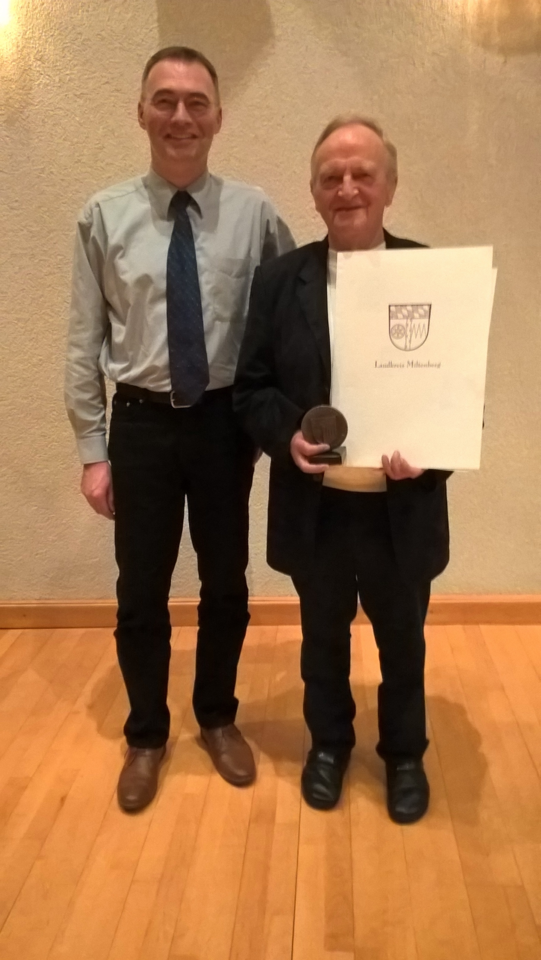 ehem. Pfarrgemeinderatsvorsitzender Rainer Schlombs mit Peter Selesion