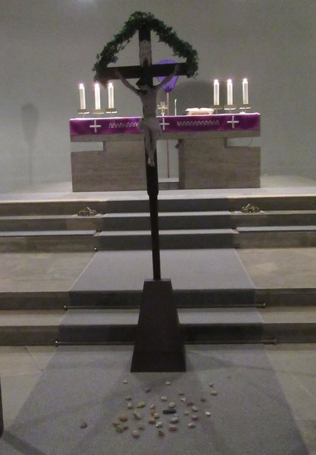 Abgelegte Steine unter dem Kreuz