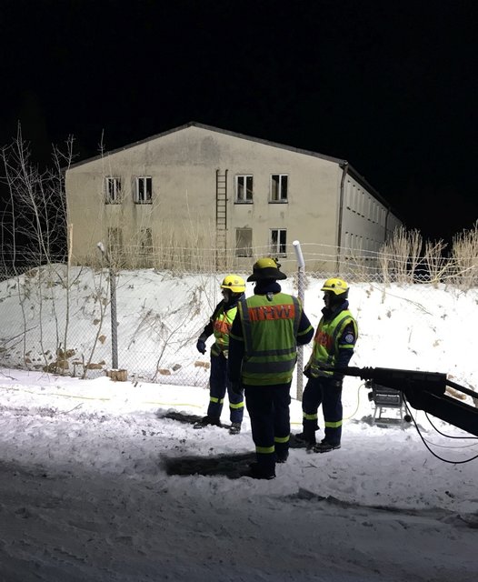 Das Kasernengebäude ist hell erleuchtet.