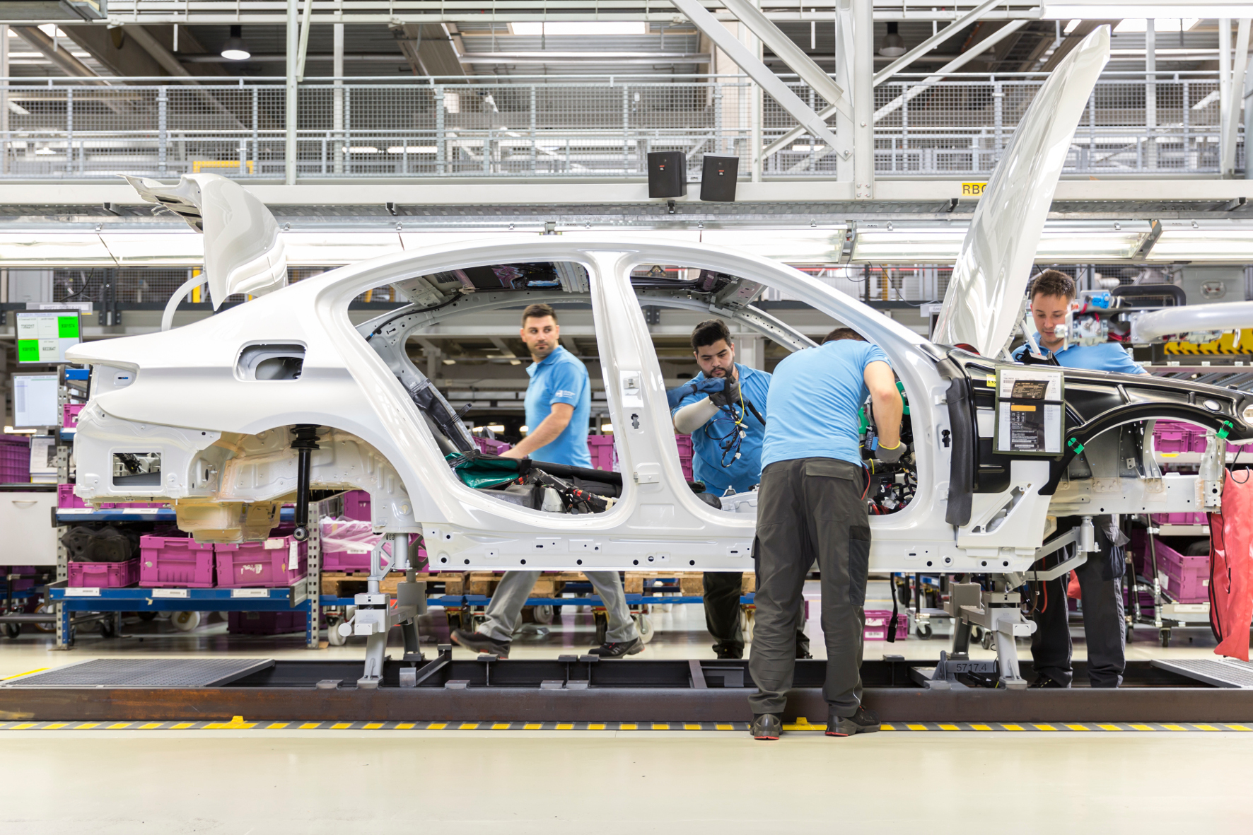 Das Unternehmen ist der weltweit einzige Fahrzeugauftragsfertiger, der vom konventionellen Antrieb über Plug-in-Hybrid bis hin zum rein elektrischen Fahrzeug alles produziert.