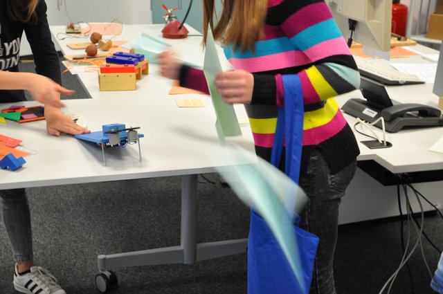 Selbstgebastelte Papierflieger-Abschuss-Rampe