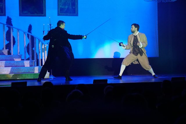 Das in Erlenbach am Bayerischen Untermann präsentierte farbenprächtige Gesamt-Bühnenwerk „Der Graf von Monte Christo“ des amerikanischen Komponisten Frank Wildhorn (* 1959) forderte von allen Beteiligten intensive Vorbereitung und hohe Konzentration bei der Aufführung.