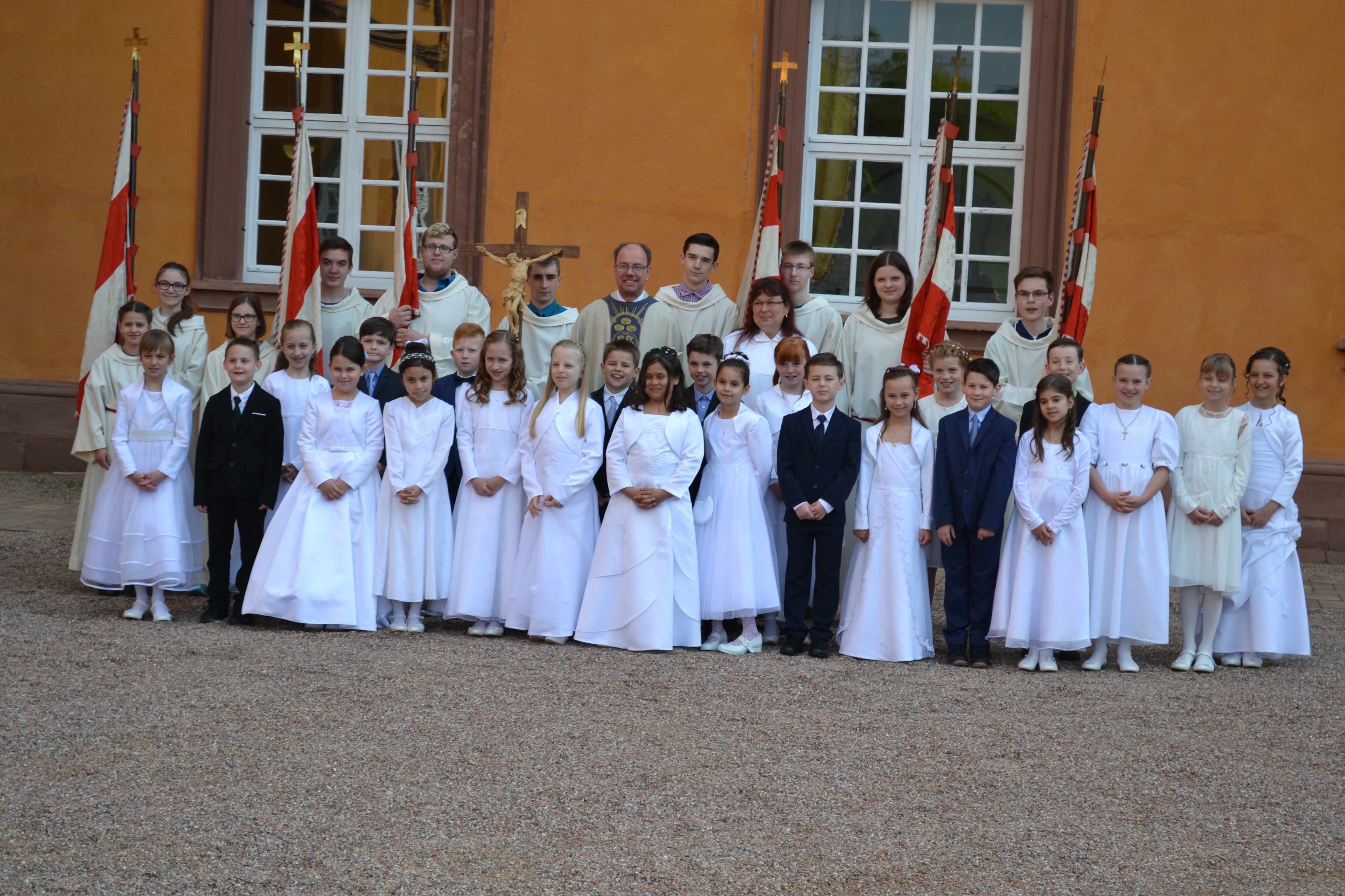 23 Kommunionkinder aus den Pfarreien Kleinheubach und Laudenbach, gemeinsam mit Dekan Michael Prokschi, der Gemeindeassistentin Simone Dempewolf und den Messdienern aus der Pfarreiengemeinschaft "Am Engelberg"