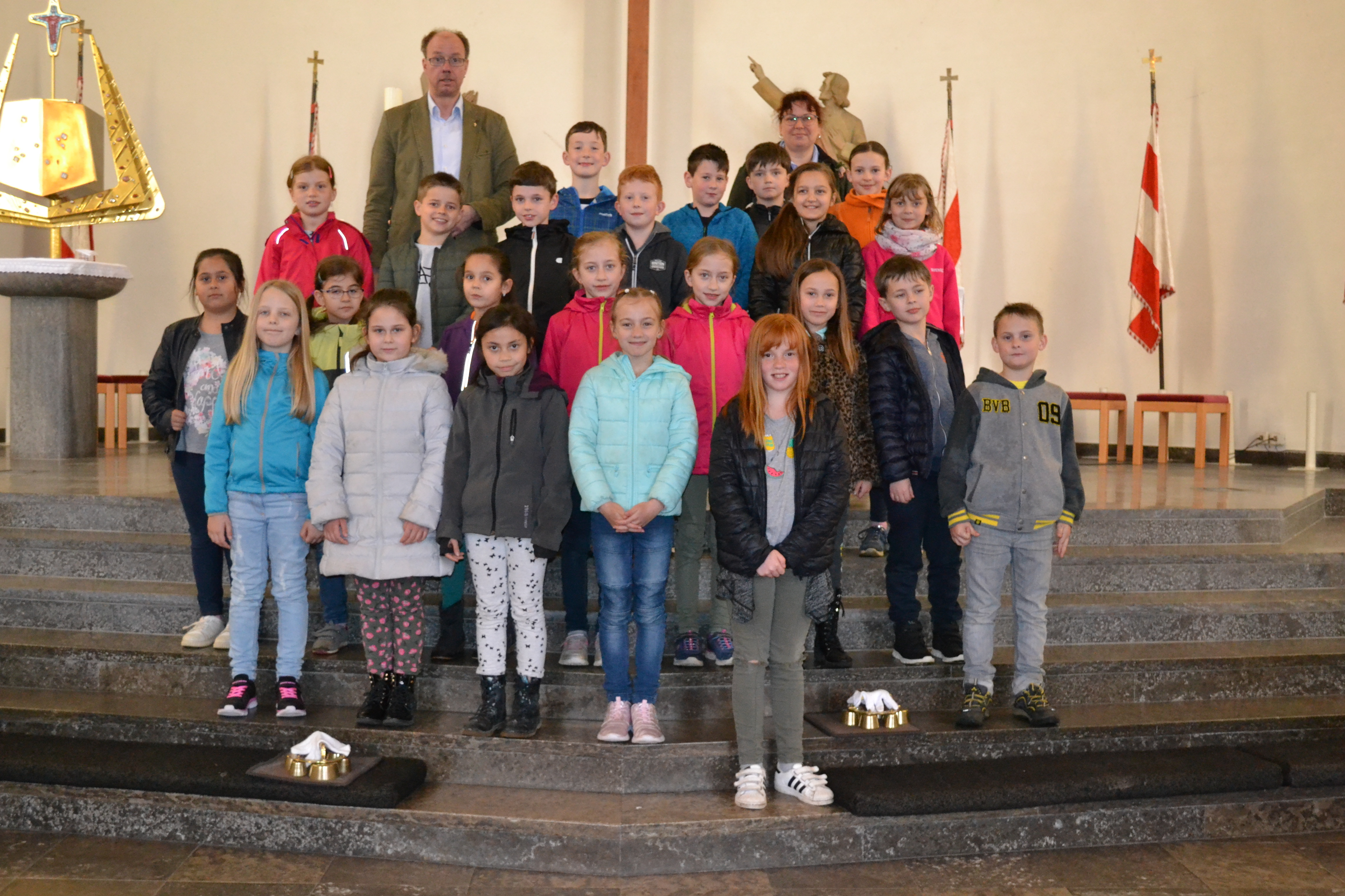 Generalprobe der 23 Erstkommunionkinder am Freitag, den 13. April 2018, gemeinsam mit Pfarrer Michael Prokschi und Gemeindeassistentin Simone Dempewolf