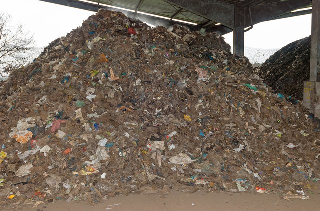 Kaum zu glauben, aber wahr: Sämtliches Plastik in diesem Abfallberg stammt aus Biomülltonnen. Die Kommunale Abfallwirtschaft fordert deshalb alle Bürgerinnen und Bürger eindringlich auf, keine Plastiksäcke mit Biomüll in die Tonne zu geben.