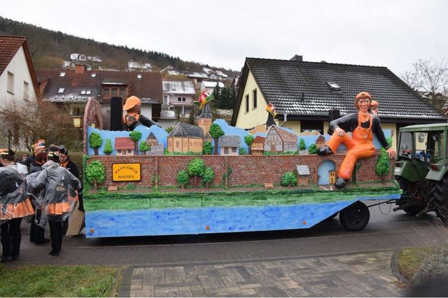 fertiggestellter Elferratswagen am Kreisumzug in Weilbach