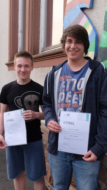Marc Dauphin und Dominik Zahn mit ihrer Dankesurkunde für die Kriegsgräbersammlung.