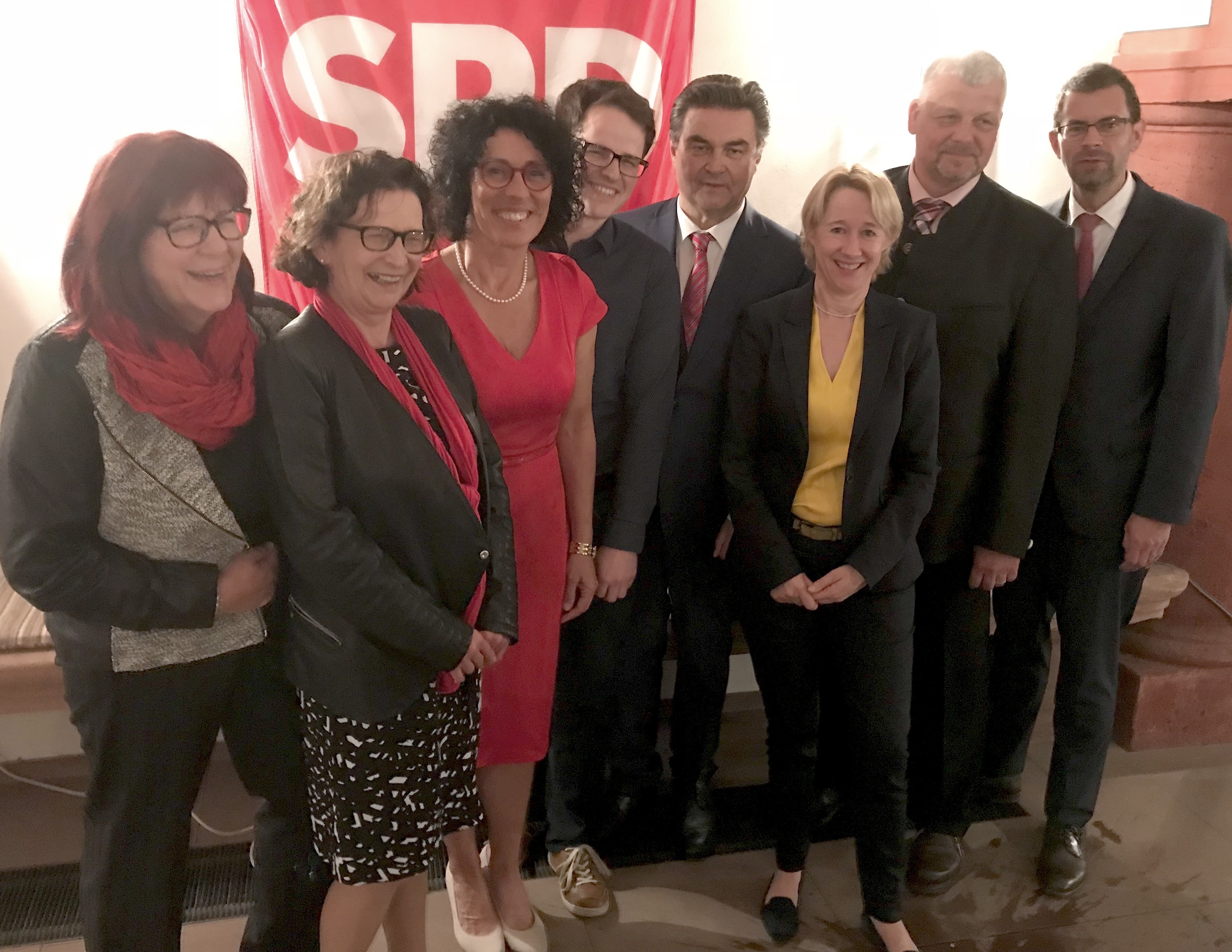 Gruppenbild mit Damen bei der Jubiläumsfeier zum 100. Geburtstag der SPD Bürgstadt: von links Ortsvorsitzende Martina Tommasei, dritte Bürgermeisterin Gaby Münch, SPD-Kreisvorsitzende und Bezirkstagskandidatin für den Stimmkreis Miltenberg Helga Raab-Wasse, Landtagskandidat für den Stimmkreis Miltenberg, Jörg Pischinger, Aschaffenburgs OB Klaus Herzog, Landtagsabgeordnete Martina Fehlner, Bürgermeister Thomas Grün und Landrat Jens Marco Scherf.
