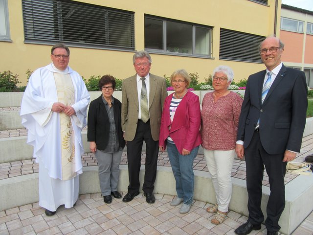 Verabschiedete PGR-Mitglieder. Von links Pfr. Manfred Jarosch, Helga Klotz, Friedel Frank, Gisela Rothermich, Rosemarie Fritsch, PGR-Vorsitzender Werner Schmitt. Auf dem Bild fehlt Patrizia Markert. | Foto: Ruth Zieres
