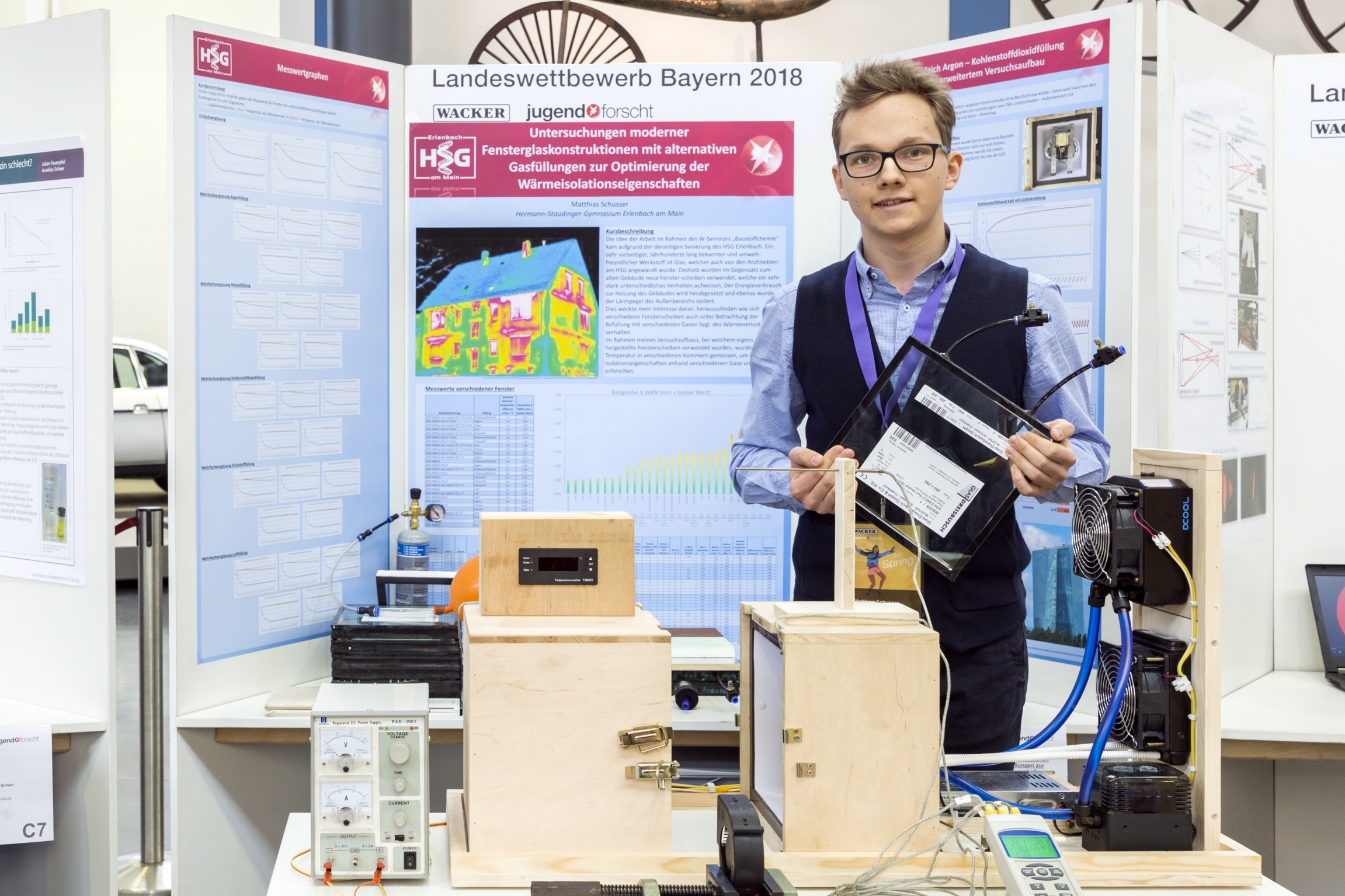 Matthias Schusser mit seinem Projekt bei Jugend forscht