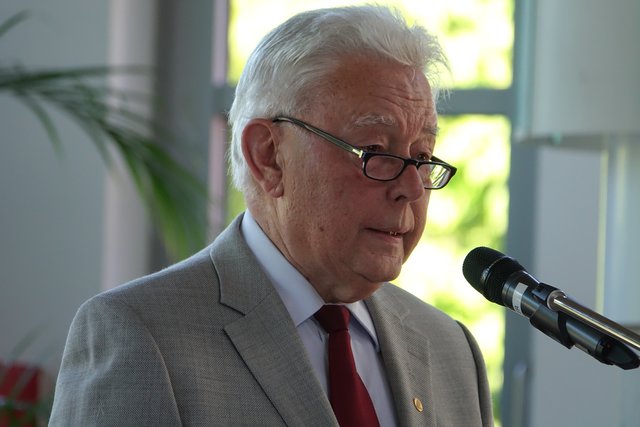 Ein Loblied (im übertragenen Sinne) auf das Sängerdasein und die positive Wirkung des Singens artikulierte der Ehrenpräsident des Maintal Sängerbundes (MSB) Franz Knebel.

Franz Knebel erinnerte in seiner Laudatio an frühere familiäre Gesangtraditionen und heutige erfolgreiche Fortbildungen.