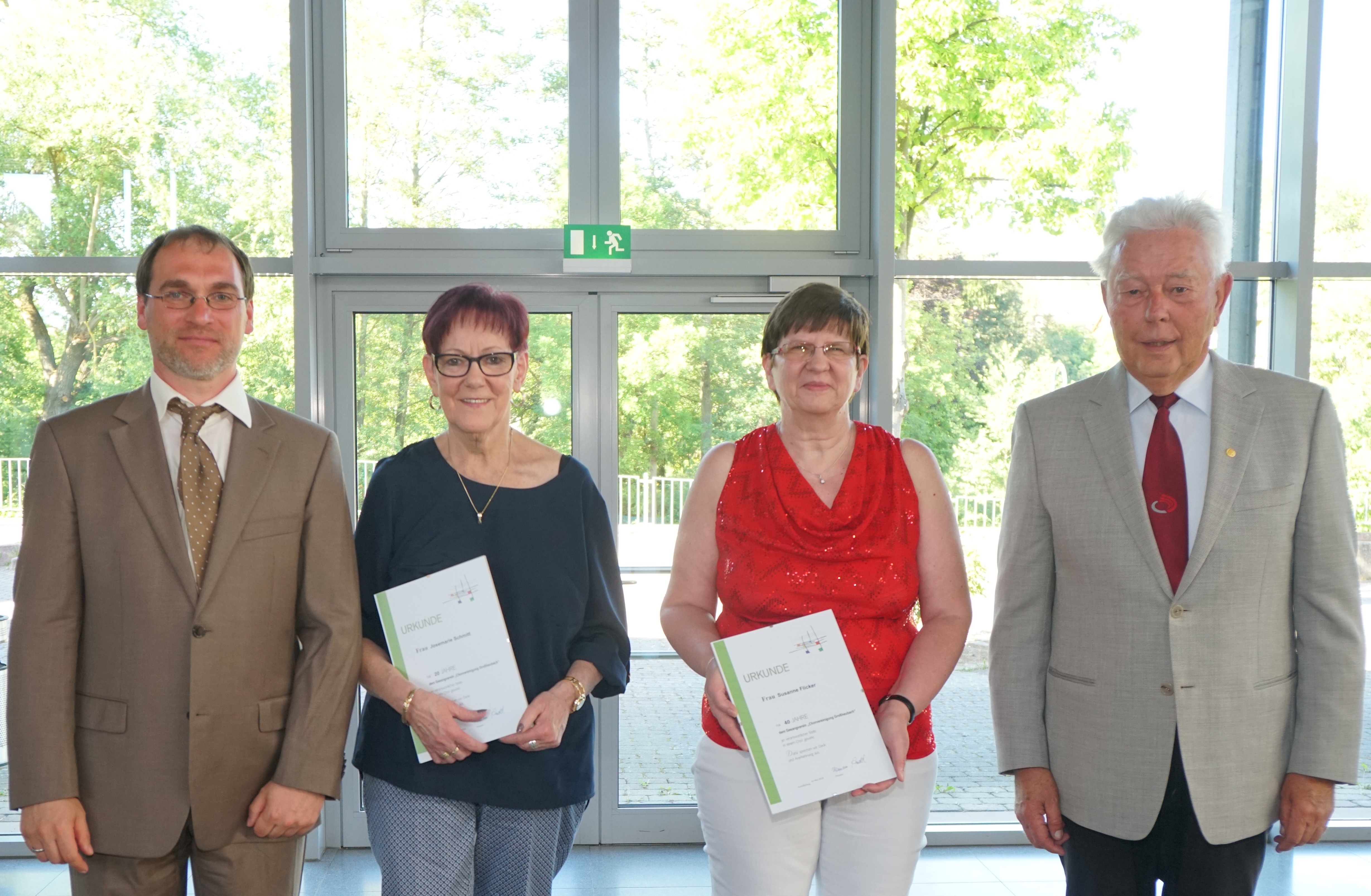 Sonderehrungen erfuhren zwei Sängerinnen für ihre langjährige Tätigkeit in der Vorstandschaft: 2. v. l. Josemarie Schmitt ( 20 Jahre) sowie 3. v. l. Susanne Flicker (40 Jahre). Mit im Bild der Ehrenpräsident des Maintal-Sängerbundes (MSB) Franz Knebel (rechts) und Peter Liefeith, erster Vorsitzender des Miltenberger Sängerkreises (links) .
Foto: Roland Schönmüller.