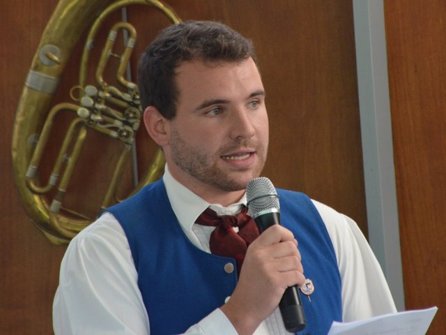 André Cavallo führt durch das Programm der Odenwälder Trachtenkapelle Wenschdorf-Monbrunn