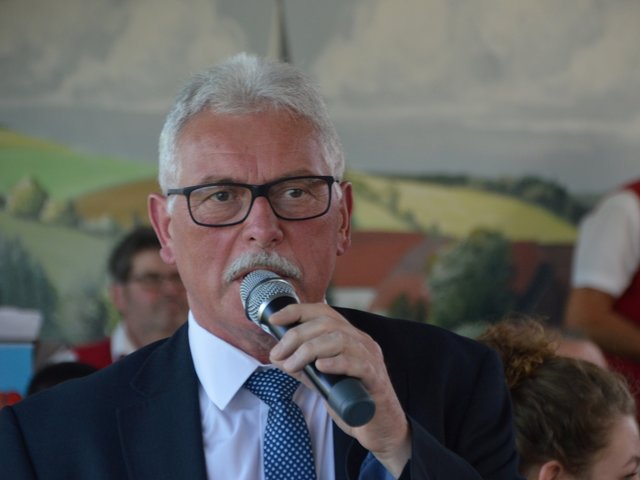 Vizepräsident Fritz Hofmann ehrt verdiente Musikerinnen und Musiker