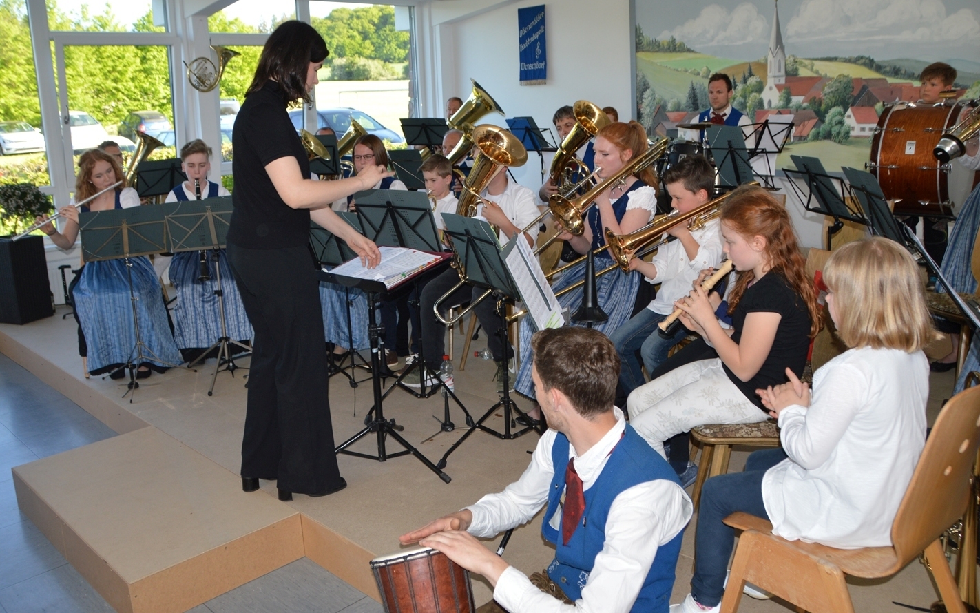 Jugendkapelle und Odenwälder Trachtenkapelle Wenschdorf-Monbrunn musizieren zusammen