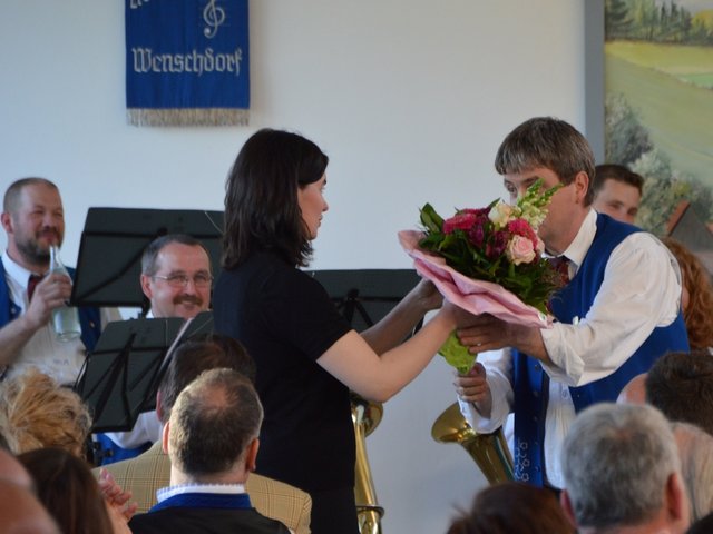 Dirigentin Susanne Hoch erhält von Bruno Grän einen Blumenstrauß als Dankeschön