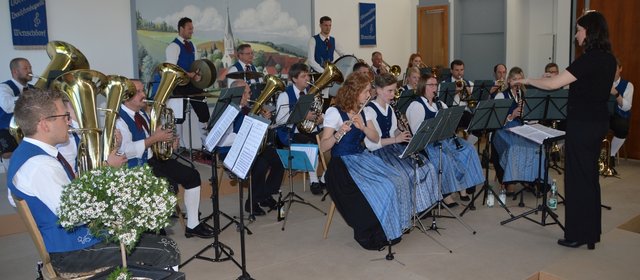 Odenwälder Trachtenkapelle Wenschdorf-Monbrunn unter der Leitung von Susanne Hock