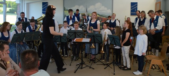 Jugendkapelle und  Odenwälder Trachtenkapelle Wenschdorf-Monbrunn musizieren zusammen