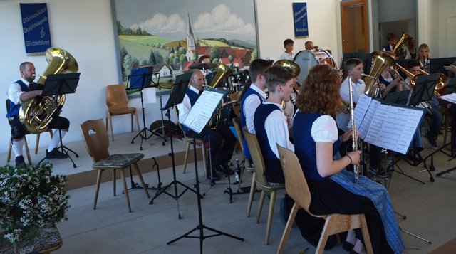 Senior Anton Hock und Eltern musizieren mit der Jugendkapelle