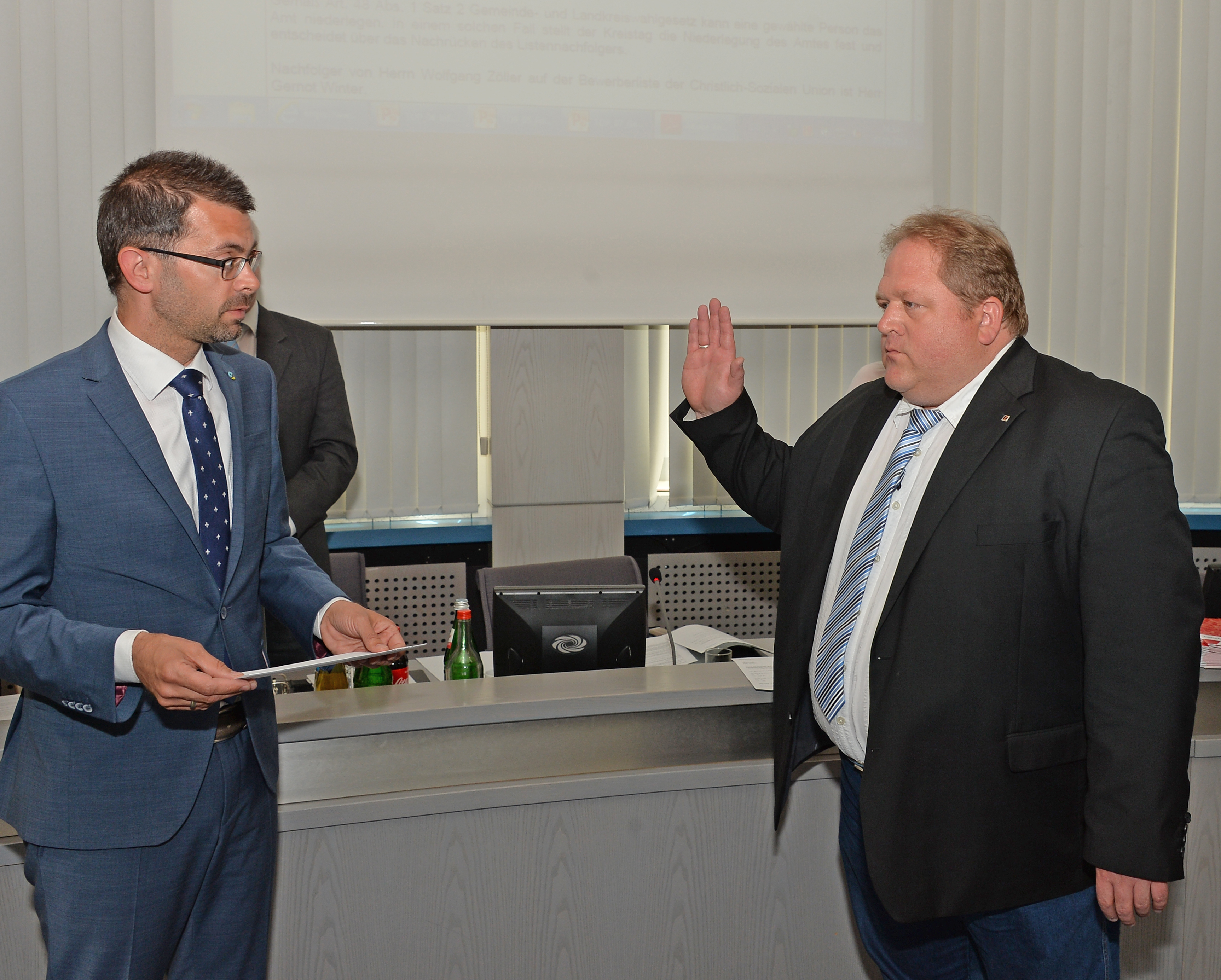Landrat Jens Marco Scherf (links) vereidigte den neuen Kreisrat Gernot Winter, der auf Wolfgang Zöller folgt.