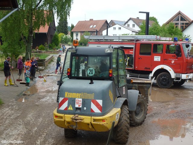 Alle packen mit an - Aufräumarbeiten in Wenschdorf