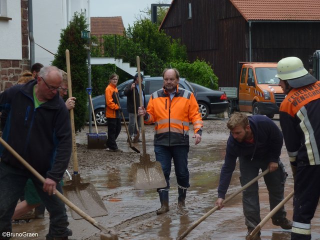 Alle packen mit an - Aufräumarbeiten in Wenschdorf