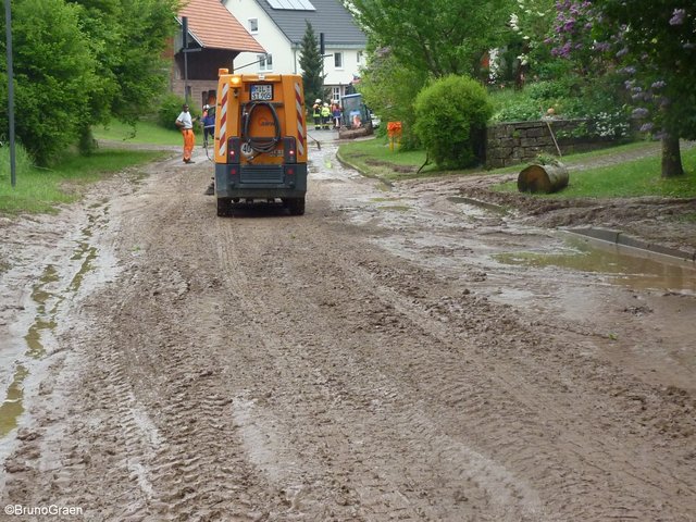 Alle packen mit an - Aufräumarbeiten in Wenschdorf