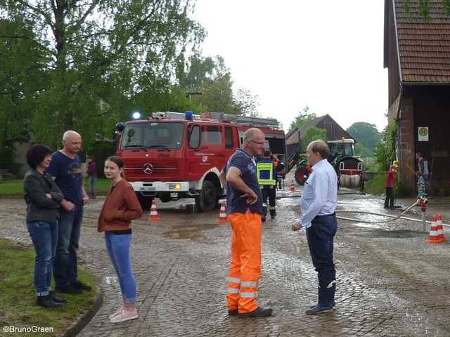 Alle packen mit an - Aufräumarbeiten in Wenschdorf