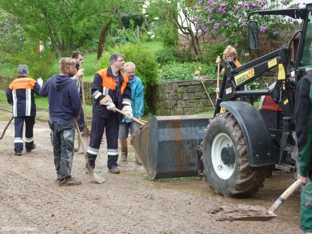 Alle packen mit an - Aufräumarbeiten in Wenschdorf