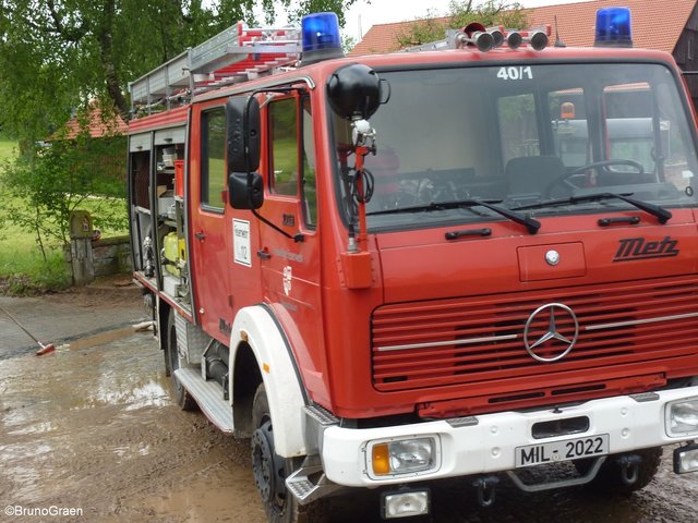 Alle packen mit an - Aufräumarbeiten in Wenschdorf