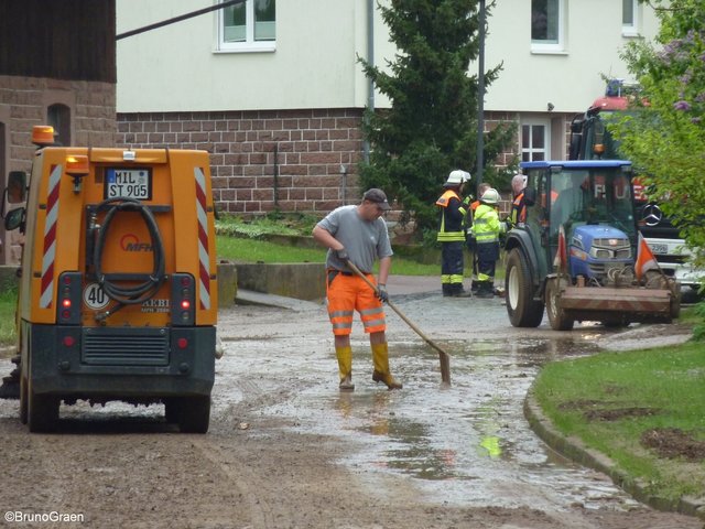 Alle packen mit an - Aufräumarbeiten in Wenschdorf