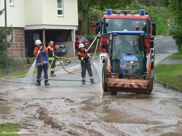 Alle packen mit an - Aufräumarbeiten in Wenschdorf