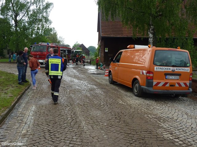 Alle packen mit an - Aufräumarbeiten in Wenschdorf