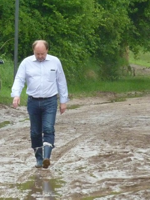 Alle packen mit an - Aufräumarbeiten in Wenschdorf