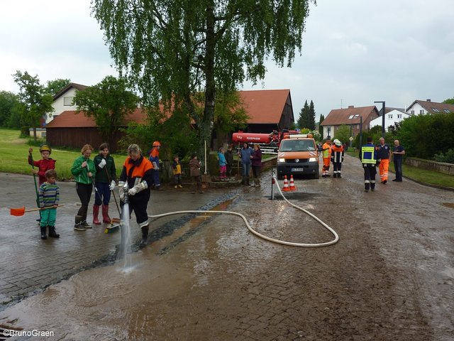 Alle packen mit an - Aufräumarbeiten in Wenschdorf
