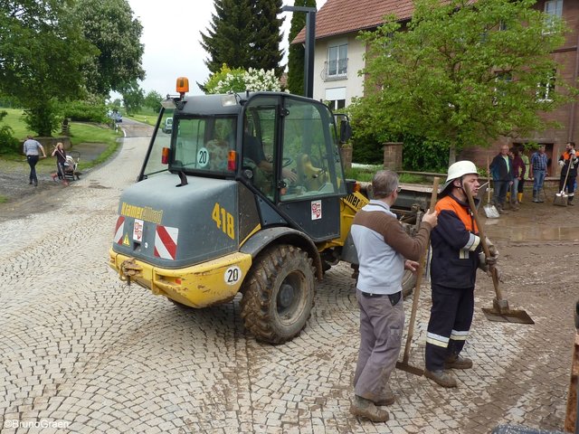 Alle packen mit an - Aufräumarbeiten in Wenschdorf