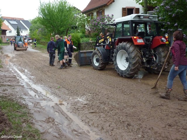 Alle packen mit an - Aufräumarbeiten in Wenschdorf