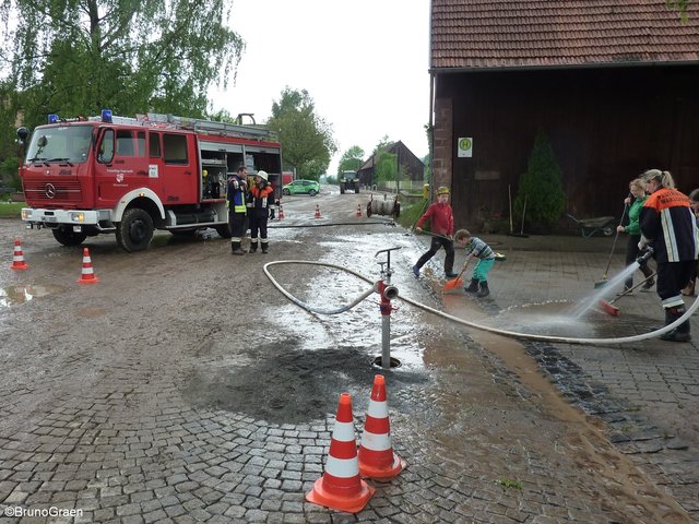 Alle packen mit an - Aufräumarbeiten in Wenschdorf