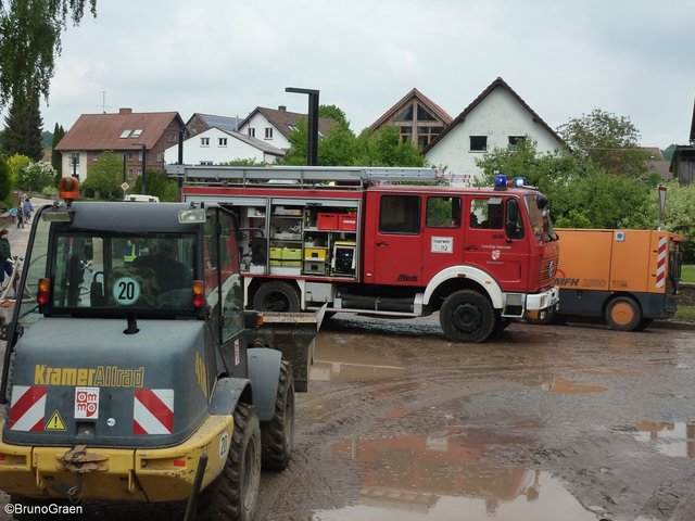 Alle packen mit an - Aufräumarbeiten in Wenschdorf