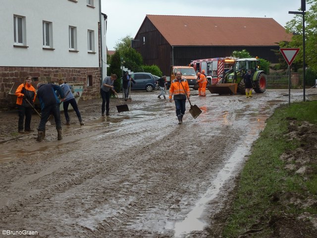 Alle packen mit an - Aufräumarbeiten in Wenschdorf