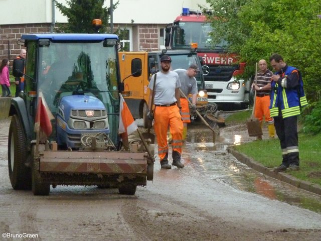 Alle packen mit an - Aufräumarbeiten in Wenschdorf