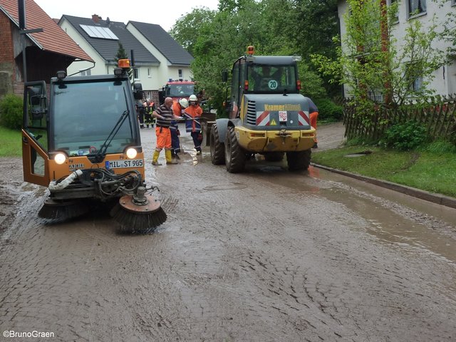 Alle packen mit an - Aufräumarbeiten in Wenschdorf