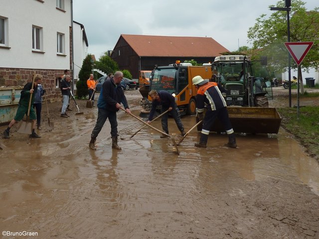 Alle packen mit an - Aufräumarbeiten in Wenschdorf