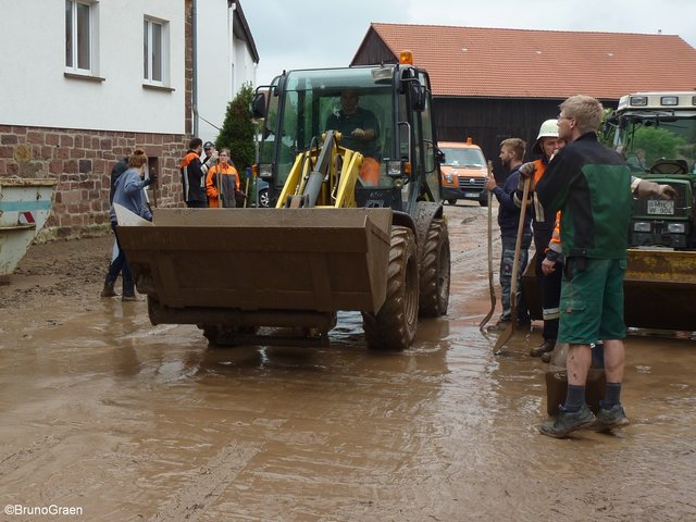 Alle packen mit an - Aufräumarbeiten in Wenschdorf