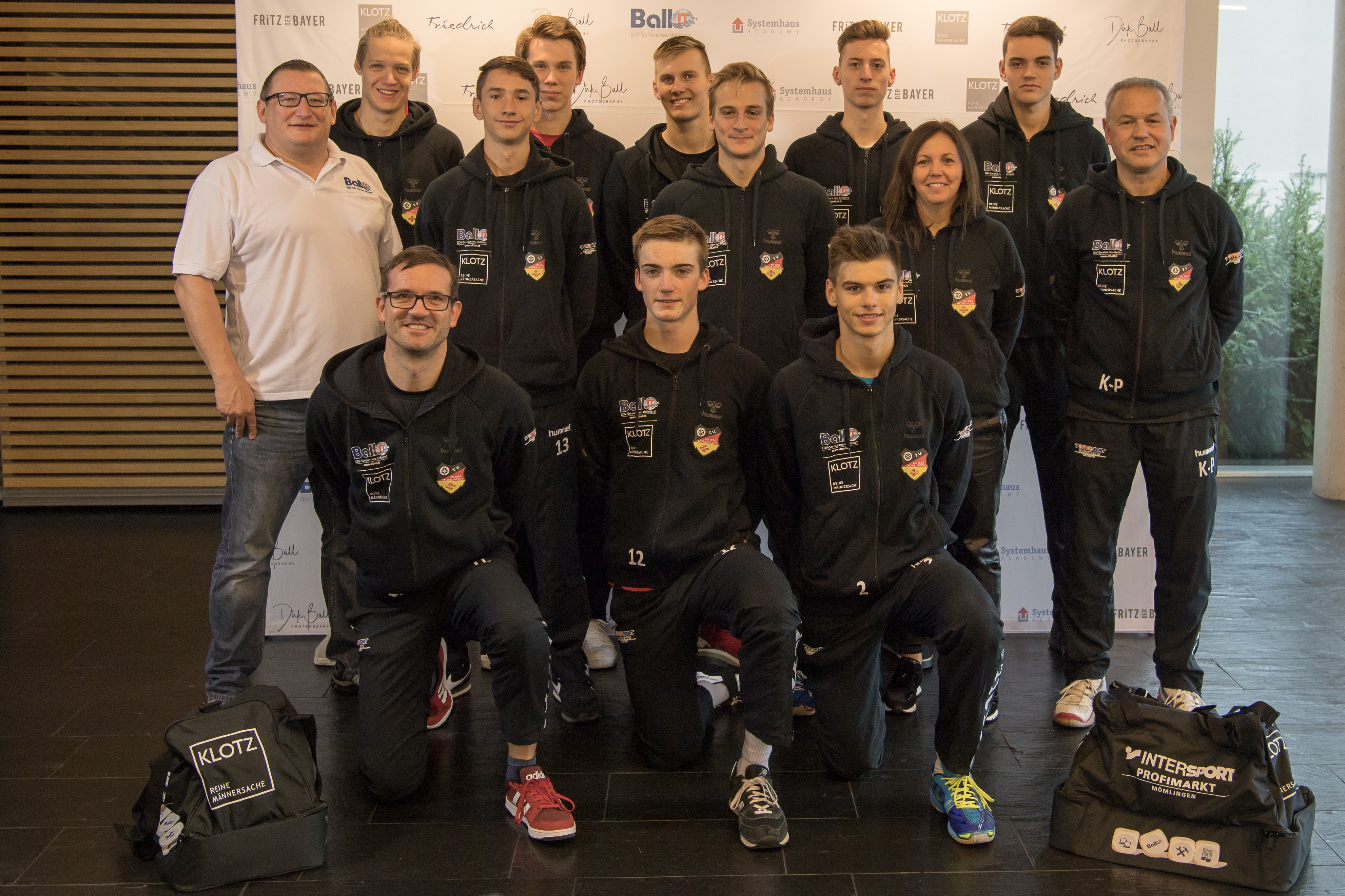 von links nach rechts, hinten: Nikolai Leder, Jan Kolakowski, Maxi Urban, Jakob Neuwald, Noah Wolf, mitte: Dirk Ball, Fynn Schönfeldt, Jannik Geiß, Marianne Klotz, Klaus-Peter Wolf, vorne: Thomas Lieb, Jason Lieb, Joshua Schneider