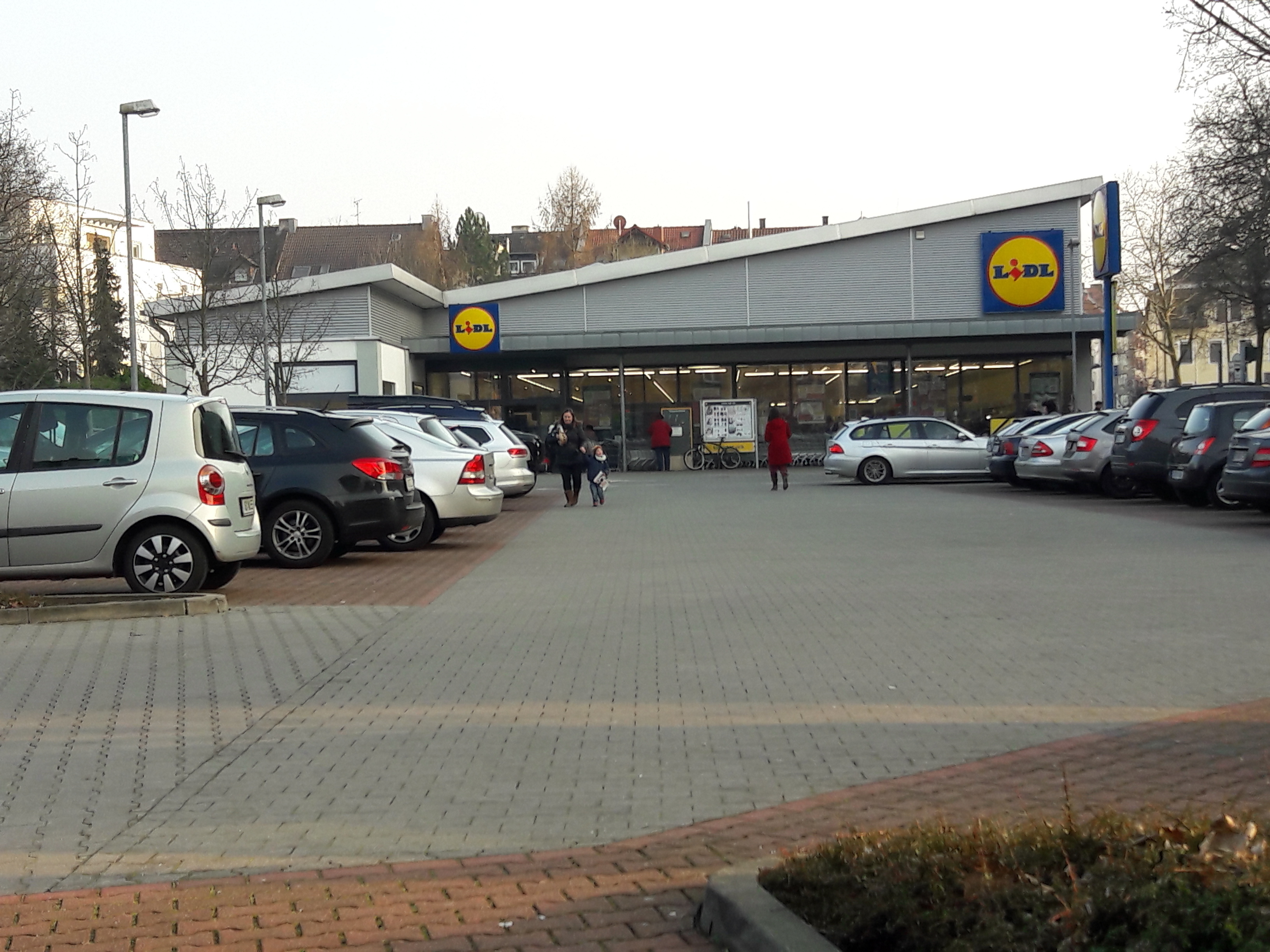 Verschwendung pur - Warum keine Wohnungen über dem Lidl?