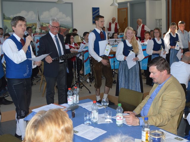 Der Vorsitzende des Musikvereins Odenwälder Trachtenkapelle Wenschdorf-Monbrunn Bruno Grän bedankt sich bei den geehrten Aktiven